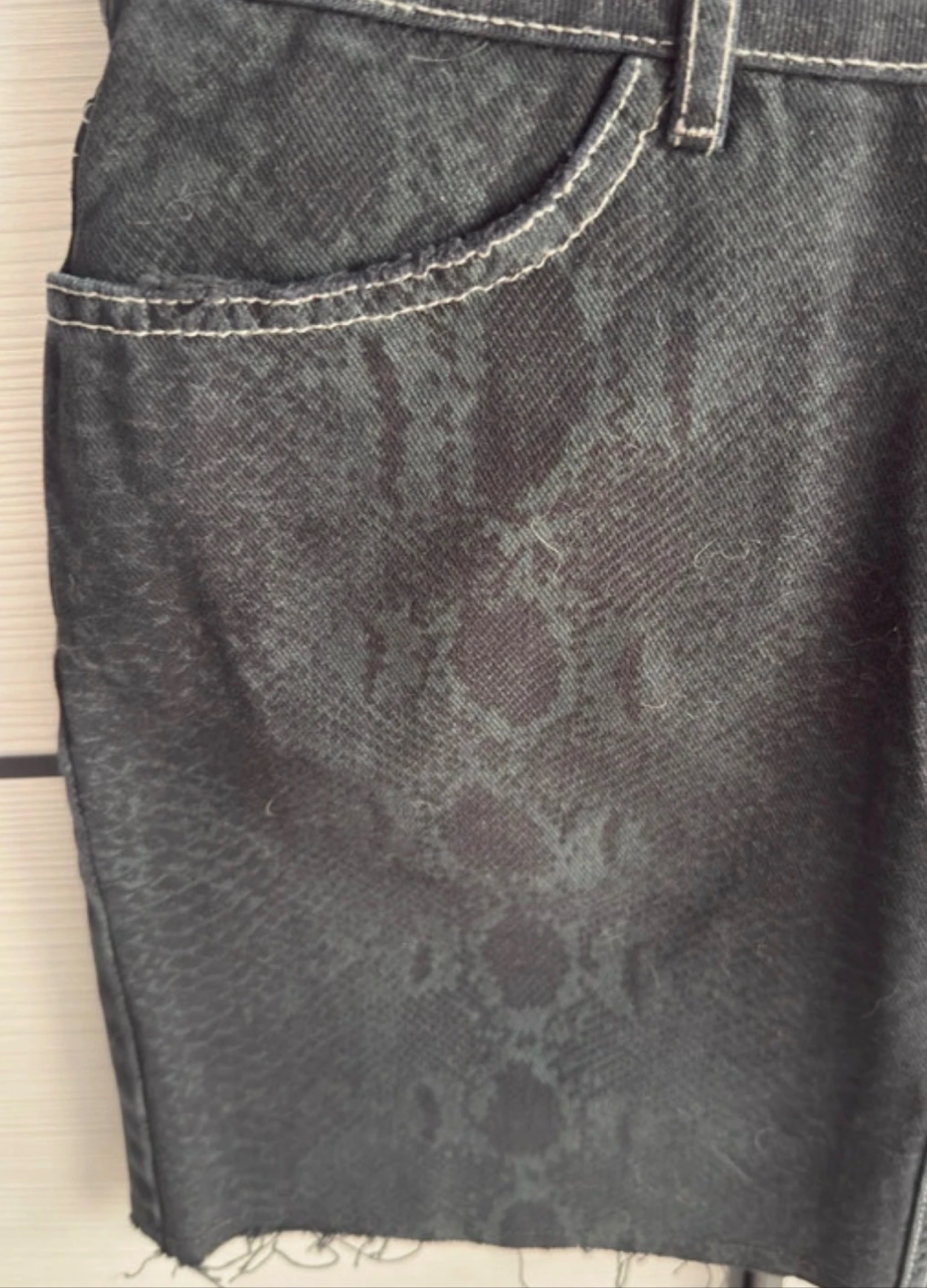 Falda vaquera con estampado de serpiente de Zara (Talla M)  – photo 2